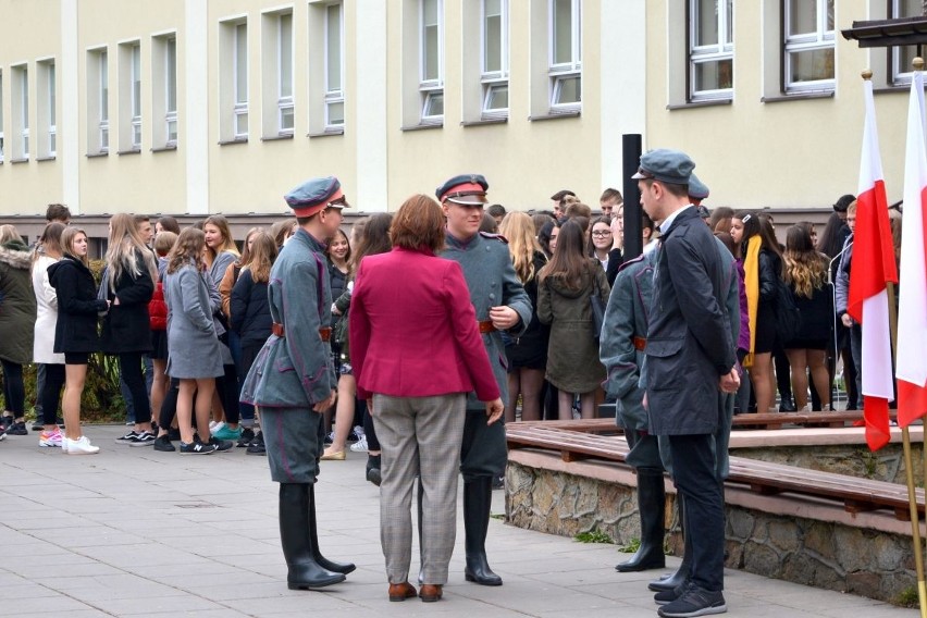 Uczniowie liceum Piłsudskiego w Kielcach śpiewali Hymn Polski [ZAPIS TRANSMISJĘ] 