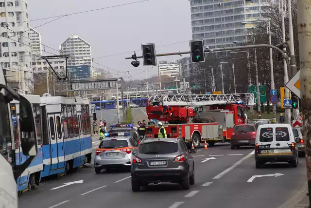 Na moście Grunwaldzkim zderzyły się (29 marca) samochód osobowy i wóz straży pożarnej. Nie jeżdżą tramwaje, a jezdnia w stronę pl. Grunwaldzkiego jest zakorkowana.