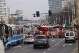 Wypadek przy moście Grunwaldzkim. Zderzenie auta osobowego z wozem straży pożarnej. Nie jeżdżą tramwaje [ZDJĘCIA]