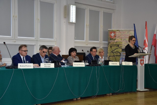 Sylwia Foksińska (z prawej) podczas sesji rady powiatu golubsko-dobrzyńskiego złożyła sprawozdanie z działalności Powiatowego Inspektoratu Nadzoru Budowlanego