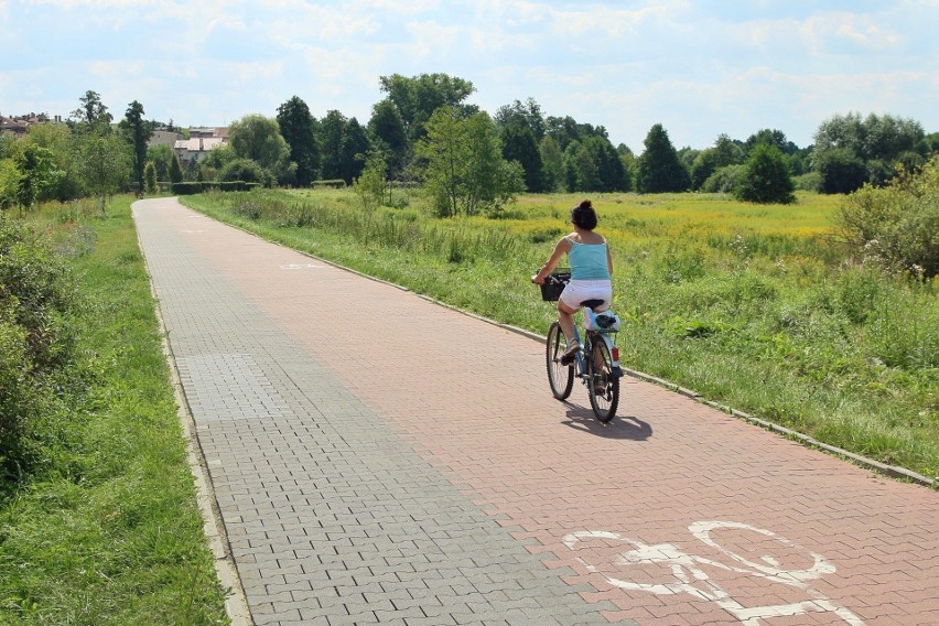 Więcej miejsca dla rowerzystów. Ścieżką obok stadionu piłkarskiego dojadą do Bystrzycy. Kiedy?