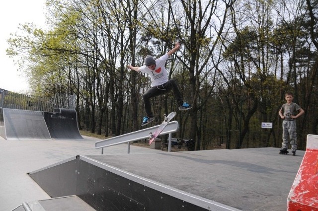 Młodych do Otwartej Strefy Rekreacyjnej przyciąga skatepark.