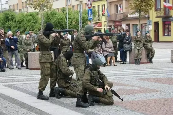 Na placu przed LCK odbył się widowiskowy pokaz wyszkolenia Jednostki Strzeleckiej.