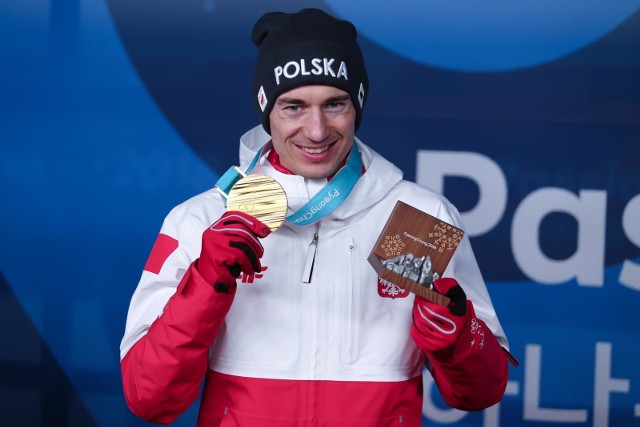 Skoki narciarskie Pjongczang 2018. Konkurs drużynowy w skokach na igrzyskach w Pjongczang 2018. Polacy walczą o medal w drużynie na dużej skoczni olimpijskiej. O której konkurs drużynowy w Pjongczang? Gdzie oglądać transmisję skoków na żywo w Pjongczang? SKOKI NARCIARSKIE PJONGCZANG 2017 - KONKURS DRUŻYNOWY NA ŻYWO – TRANSMISJA TV, ONLINE, STREAM + WYNIKI 