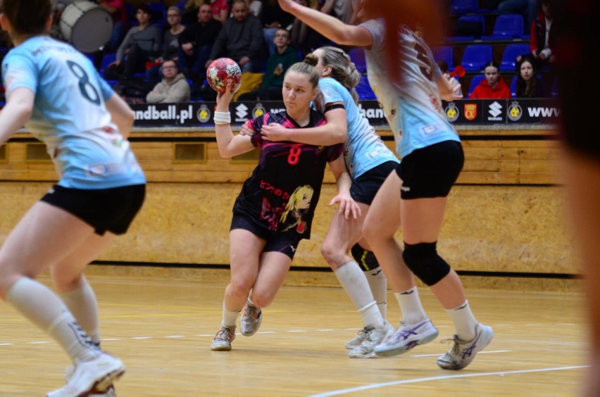 Juniorki Korony Handball wysoko przegrały z PreZero APR Radom w ćwierćfinałach Mistrzostw Polski. Awans rozstrzygnie się w ostatnim meczu