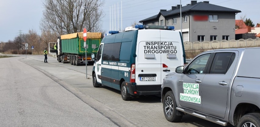 Kontrole ciężarówek z odpadami na drodze krajowej numer 12 w Radomiu