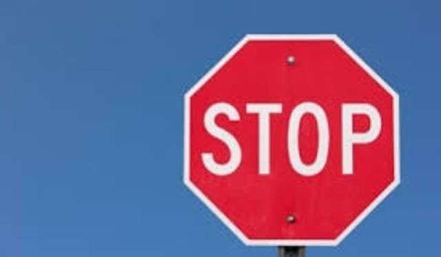 Na przejeździe zostanie zamontowana sygnalizacja i rogatki. Teraz stoi tam jedynie znak "Stop"