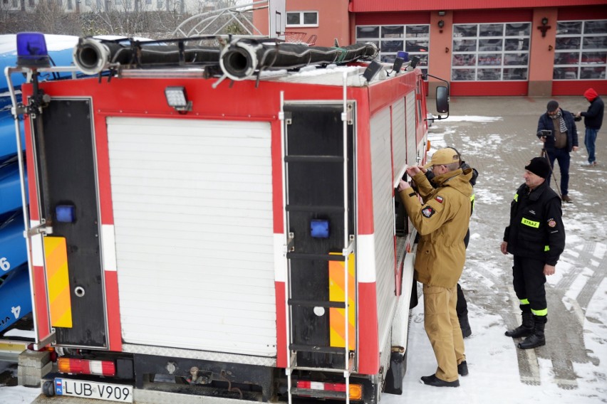 Lubelscy strażacy wspierają Ukrainę. Do naszych wschodnich sąsiadów trafi 14 pojazdów strażackich. Zobacz zdjęcia