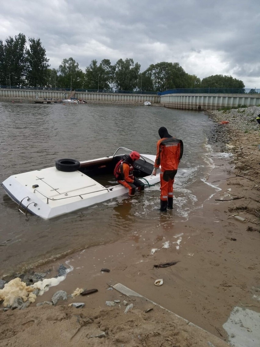 W marinie na dno poszła... motorówka. Nietypowa akcja strażaków z OSP Pęczniew 