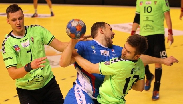 Kamil Mokrzki (z piłką) będzie musiał znaleźć sposób na szczecińską defensywę. Jemu i kolegom z gwardii udało się to już w tym sezonie w Opolu, kiedy opolanie wygrali 24-23.