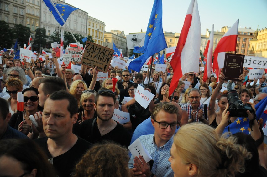 Kraków. Wielki protest na Rynku Głównym w obronie sądów