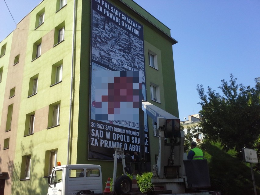 Antyaborcyjny baner uderzający w sąd w Opolu na kamienicy...