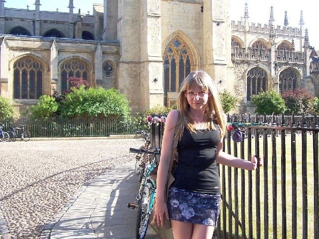 Iwona Łata przed Uniwersytetem w Oxfordzie.