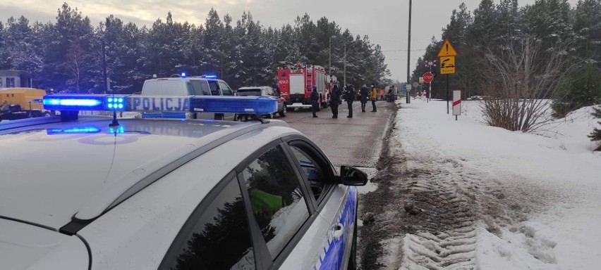 Koszarówka. Wypadek na przejeździe kolejowym. Pociąg osobowy relacji Gdynia - Białystok zderzył się z ciężarówką [ZDJĘCIA]