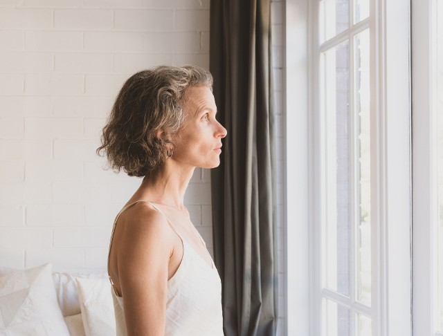 Menopauza, czyli przekwitanie u kobiet, powoduje szereg uciążliwych objawów, takich jak m.in. zmęczenie, uderzenia gorąca, zaburzenia snu i nastroju czy problemy z koncentracją