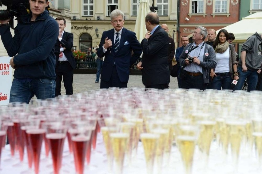 Biało-czerwony toast na Starym Rynku w Poznaniu