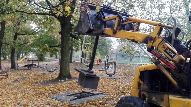 Trwa modernizacja Parku Glazja przy ul. Waryńskiego w Toruniu.  5,5-hektarowy skwer obejmuje teren od ronda przy Placu Pokoju Toruńskiego do skrzyżowania ul. Waryńskiego z ul. Antczaka.  Pracownicy firmy Hosta Group z Grębocina rozpoczęli w piątek demontaż siłowni zewnętrznej. Zostanie ona przeniesiona w inne miejsce. Zobacz też:Kremacja zwłok w naszym regionie. Ile kosztuje?Nie będzie prądu w Toruniu i regionieNajlepsi stomatolodzy w ToruniuCały czas trwają prace przy budowie ścieżek pieszo-rowerowych. Ustawiono także maszty latarń. Koszt całkowity inwestycji wynosi prawie 5 mln zł z czego ponad 3 mln zł pochodzi z dofinansowania w ramach Programu Operacyjnego Infrastruktura i Środowisko. Cały park przy Waryńskiego podzielony zostanie na trzy strefy wypoczynku i rekreacji: strefę rekreacji intensywnej: place zabaw i siłownia (część północno-zachodnia parku), strefę wypoczynku biernego (część centralna) oraz strefę spontanicznego wypoczynku i rekreacji (część wschodnia). Prace powinny zakończyć się wiosną 2020 roku.NowosciTorun