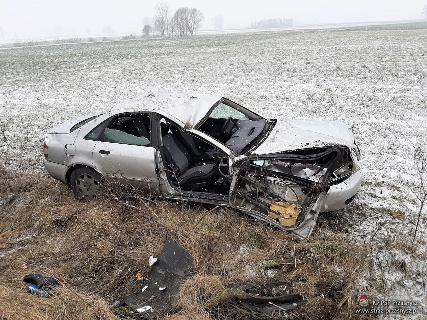 Gostkowo. Dachowanie audi na trasie Przasnysz - Wężewo. Samochód uległ niemal całkowitemu zniszczeniu, 14.02.2020