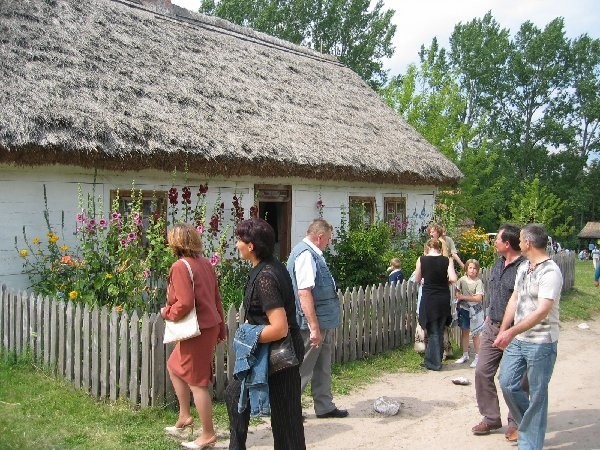 Skansen w Kłóbce znacznie łatwiej i przyjemniej  zwiedza się z przewodnikiem w ręku.