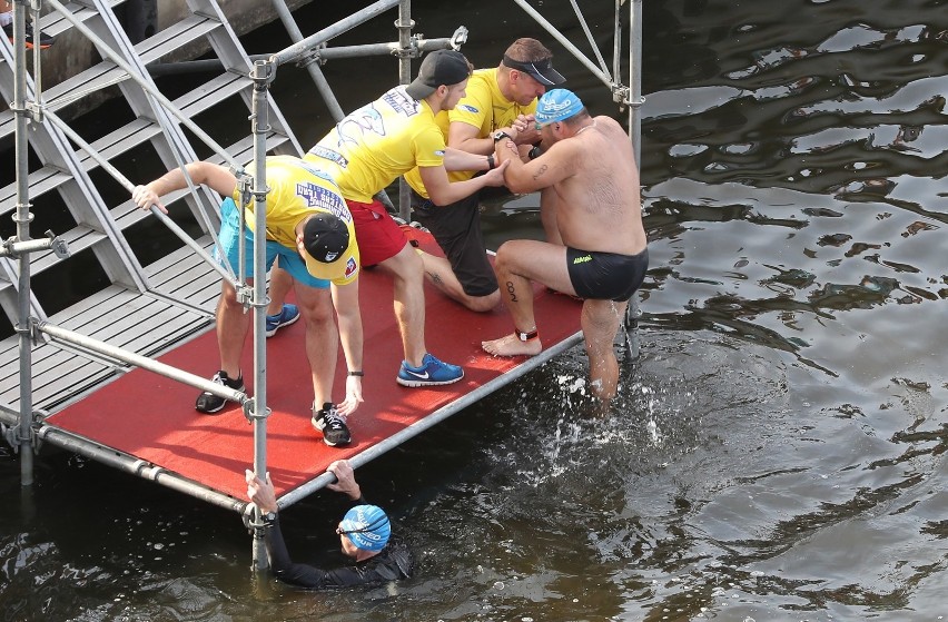 Upał przeszkadza uczestnikom Triathlonu Szczecin, który...