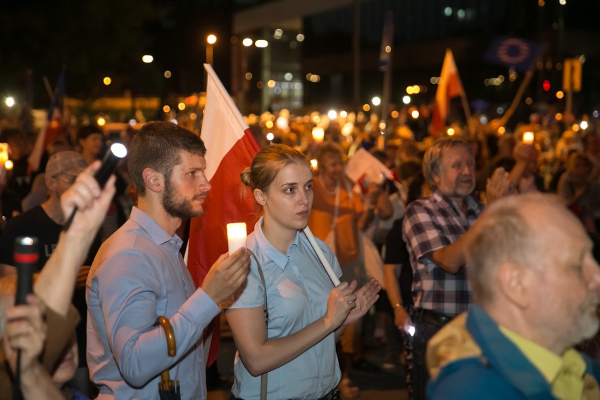 Łańcuch światła dla sądów. Tak protestowali mieszkańcy Krakowa [ZDJĘCIA]