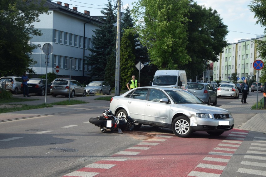 Wypadek w Ostrowi. Na ul. Prusa zderzyły się motocykl i samochód osobowy. Do zdarzenia doszło 2.07.2023