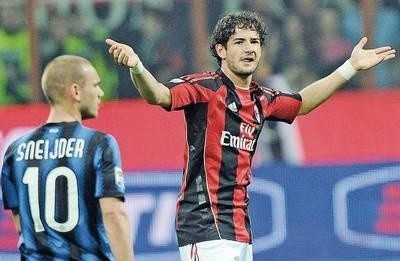 Alexandre Pato (z prawej, Milan) celebruje zdobytego gola. Obok Wesley Sneijder (Inter). Fot. PAP/EPA/Daniel Dal Zennaro