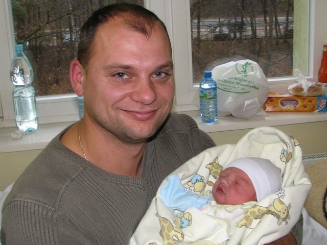 Marcel Rybnicki urodził się w środę, 16 listopada. Ważył 2830 g i mierzył 54 cm. Syn Emilii i Marka z Małkini ma siostrę Roksanę (4,5 roku)