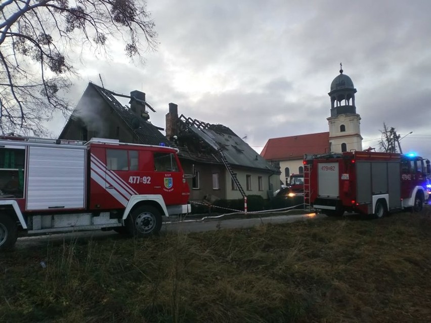 W nocnym pożarze w Biskupicach (powiat oleski) swój dom...