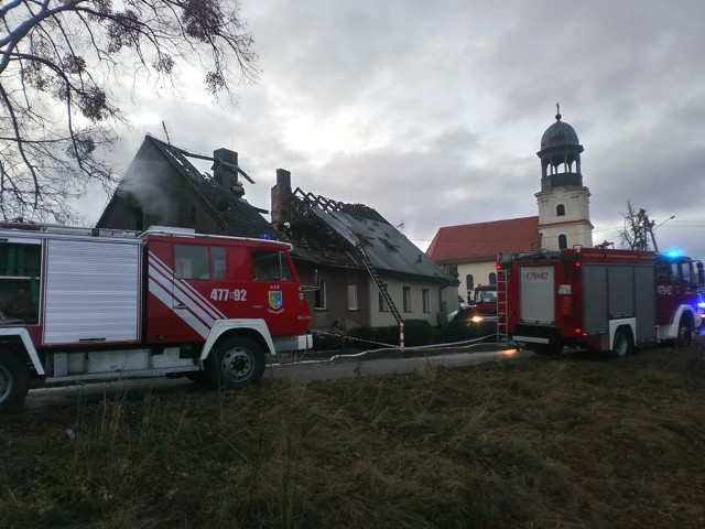 W nocnym pożarze w Biskupicach (powiat oleski) swój dom straciły dwie rodziny.
