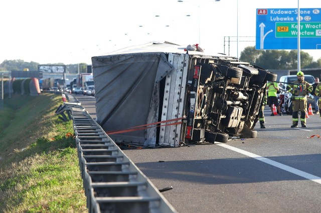 Groźny wypadek na obwodnicy autostradowej Wrocławia. Auto dostawcze na boku. Droga zablokowana