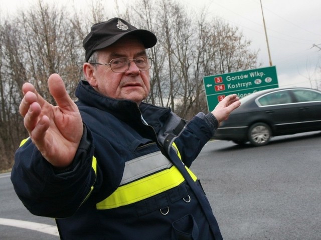 - Na tym skrzyżowaniu często dochodzi do kolizji i wypadków - mówi Michał Kowalewski, naczelnik OSP ze Skwierzyny.