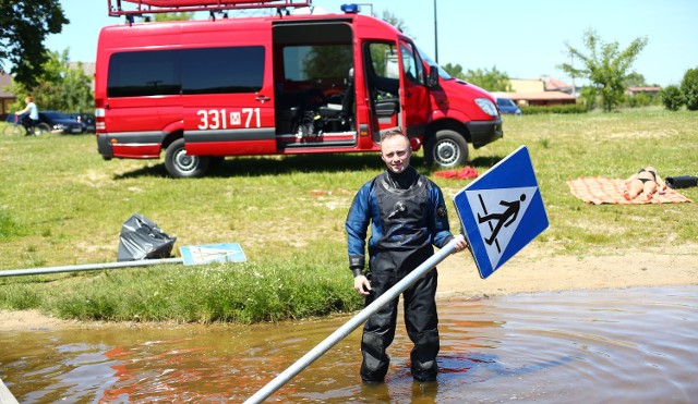 Marcin Drachal ze strażackiej grupy wodno-nurkowej z Radomia znalazł w zalewie na Borkach... znaki drogowe.