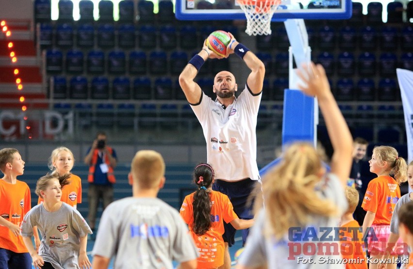 Marcin Gortat przeprowadził zajęcia koszykówki dla dzieci na...