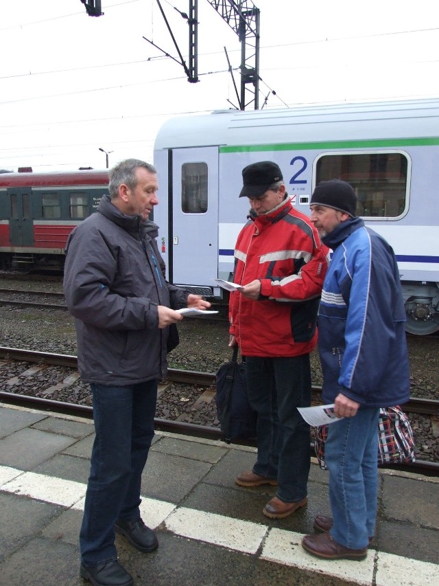 Kazimierz Fidowicz, szef "Solidarności" z Polskich Linii Kolejowych rozdaje ulotki pasażerom na sądeckim dworcu. - Zawieszenie kursów uderza w was i w nas - tłumaczy Fidowicz