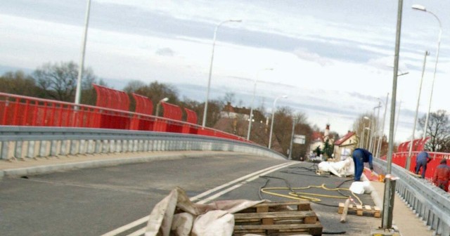 W poniedziałek kierowcy w Białogardzie nie mogli jeszcze korzystać z wyremontowanego wiaduktu.