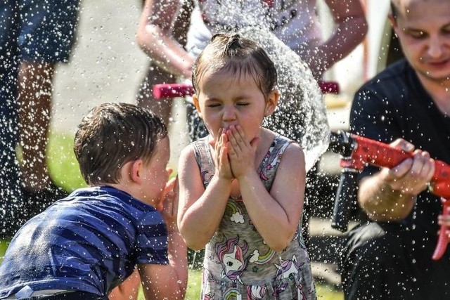 Zgodnie z zapisami zawartymi w rozporządzeniu MEN, w uzasadnionych przypadkach godzinę lekcyjną można skrócić do minimum 30 minut, ale zachowując ogólny tygodniowy czas trwania zajęć edukacyjnych ustalony w tygodniowym rozkładzie zajęć. Czas trwania poszczególnych zajęć edukacyjnych w klasach I-III szkoły podstawowej ustala nauczyciel prowadzący te zajęcia, zachowując ogólny tygodniowy czas trwania zajęć, o którym mowa wyżej. Skorzystanie z tego rozwiązania powinno nastąpić po wykorzystaniu innych sposobów zaradczych, np. przeniesieniu zajęć do pomieszczeń, które są mniej nasłonecznione i mniej nagrzane, wietrzeniu pomieszczeń szkolnych we wczesnych godzinach porannych. Zobacz także:NowosciTorun