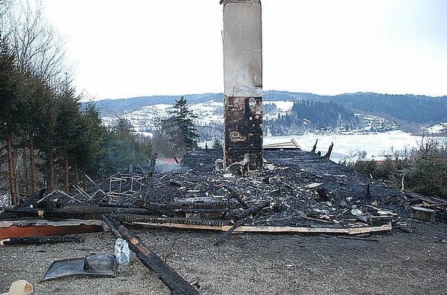 Jeden ze spalonych domków letniskowych.