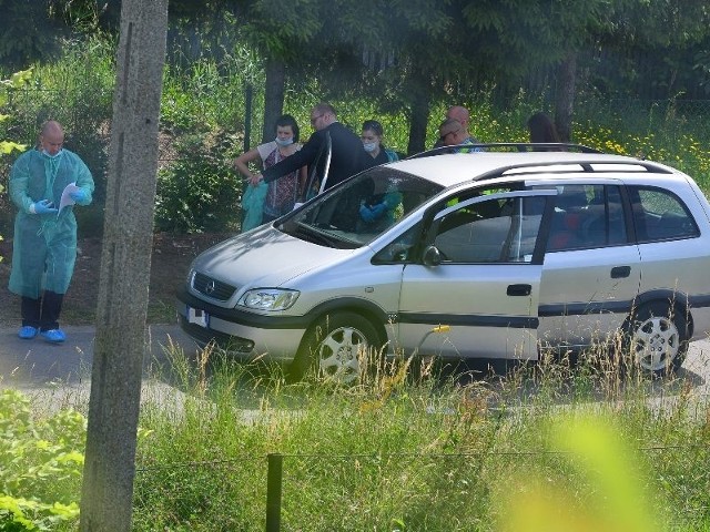 Na miejscu pracowali policyjni technicy, zabezpieczając ślady i dokonując oględzin.