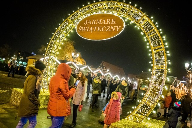 W piątek, 14 grudnia, dobyła się inauguracja Bydgoskiego jarmarku Świątecznego, jedynego w Europie, który odbywa się nad rzeką. Można tu kupić m.in. jadło (pierogi, krokiety, gęsinę, ryby wędzone, sery, wędliny, miody, przetwory i przyprawy) czy napić się gorącej czekolady, grzańca lub tradycyjnego barszczu. W sprzedaży jest też rękodzieło i świąteczne ozdoby. Jarmarkowi towarzyszą występy w amfiteatrze przy ul. Mostowej. Dziś można było zobaczyć m.in.: pokaz iluzjonisty (godz. 15.00), wystąpi kapela góralska ze Szczyrku (16.00) czy Majka Jeżowska (18.30). Stoiska na ul. Mostowej otwarte będą do 23 grudnia, do godz. 20:00. 