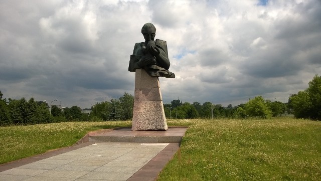 Prokuratura przesłuchała kilka ze 122 pielęgniarek z ICZMP, które na początku marca poszły na zwolnienie. Sam dyrektor placówki na chorobowe pielęgniarek patrzy różnie - w zależności od tego czy je oskarża, czy sam się tłumaczy. Spisek pielęgniarek czy  też zachorowania typowe dla okresu grypowego?  Prof. Maciej Banach, dyrektor „Matki Polki”, wybiera raz jedną, raz drugą wersję. Przypomnijmy, że 11 marca na zwolnieniach lekarskich były 122 pielęgniarki z 930 zatrudnionych. Wstrzymano przyjęcia i planowe operacje. Kilka dni później dyrekcja szpitala złożyła zawiadomienie do prokuratury o możliwości popełnienia przestępstwa. Maciej Banach, zeznając w prokuraturze, przedłożył listę z nazwiskami 122 pielęgniarek, które zachorowały. Zdaniem dyrektora - jak relacjonował prokurator Krzysztof Kopania, rzecznik Prokuratury Okręgowe j - te zwolnienia były efektem porozumienia, które ma na celu wymuszenie podwyżek. Na skutek fali zwolnień, jak stwierdził dyrektor, szpital musiał  odwołać zabiegi, które w jego ocenie mogły być zabiegami ratującymi życie. Czytaj na kolejnym slajdzie