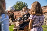 Brodnica. Dzieci zajęły się rzemiosłem sprzed lat. Czerpały papier i robiły naczynia. Jak sobie poradziły? Zobaczcie na zdjęciach!