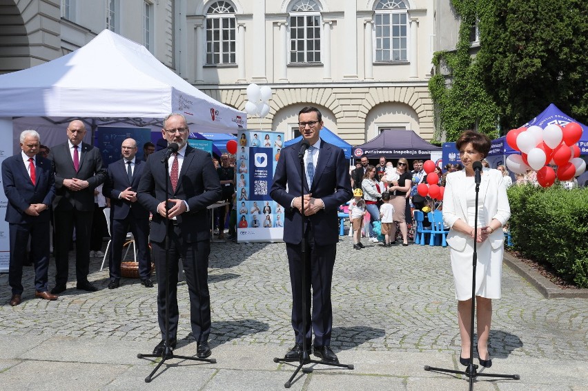 Premier Mateusz Morawiecki wraz z ministrem zdrowia Adamem...