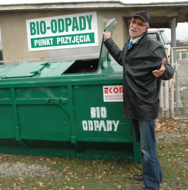 - Tutaj można wrzucać wszystkie zielone odpady. Później wywieziemy je na wysypisko w Domaszkowicach - tłumaczy Tadeusz Skopek.