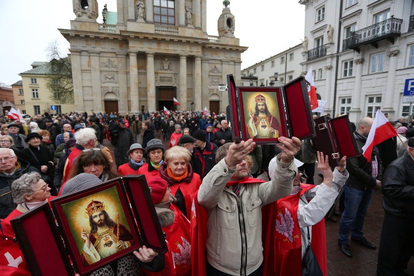 6. rocznica katastrofy smoleńskiej: Marsz pamięci na zakończenie uroczystości w Warszawie [ZDJĘCIA]