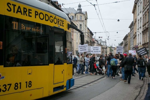 Protestujący przeciwko likwidacji miejsc postojowych zablokowali ul. Krakowską