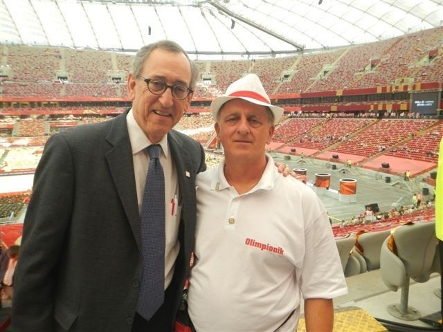 Krzysztof Marszalik (z prawej) i Doug Beal na Stadionie Narodowym. Działacz z Pińczowa miał okazję porozmawiać ze znanym amerykańskim trenerem. 