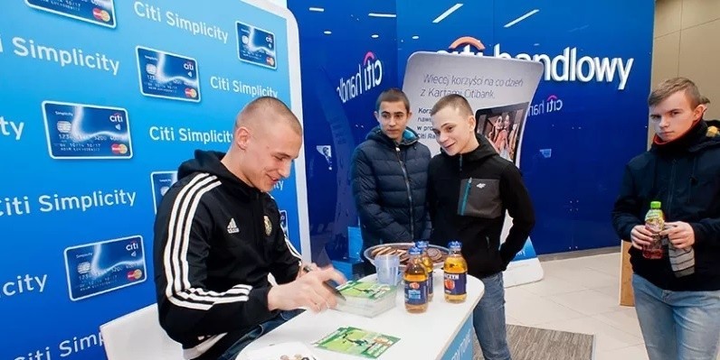 Piłkarze Śląska w banku spotkali się z kibicami