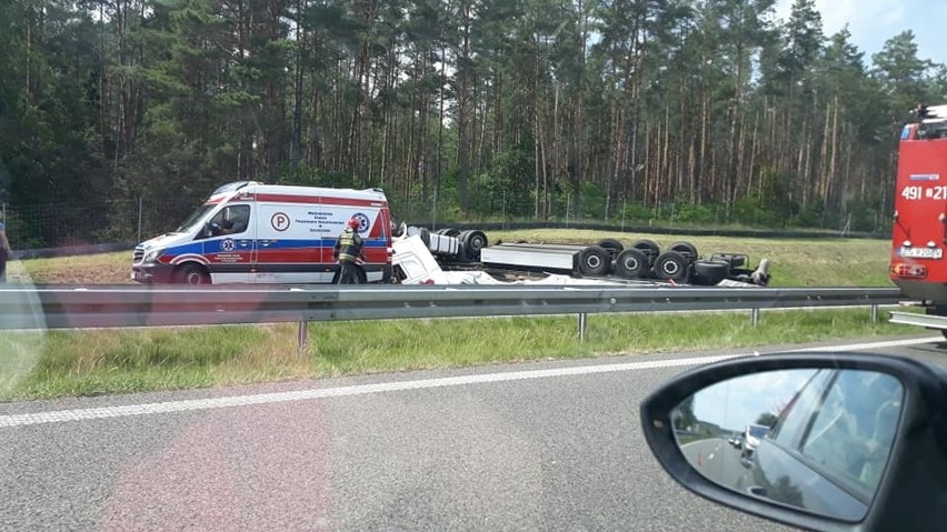 Wypadek. Ciągnik zderzył się z osobówką i wjechał do rowu