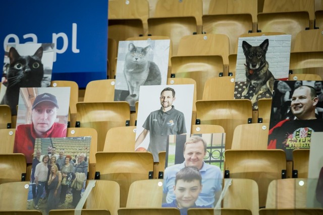 Kupon poszedł się #!%%× a człowiek i tak się cieszy...brawo. Ze złamanym palcem grał lepiej niż niejeden „Piernik”. Brawo trener - to tylko niektóre komentarze kibiców „Asty” po wygranej w derbach z Toruniem 98:92 w Energa Basket Lidze. CZYTAJ DALEJ PRZEGLĄDAJĄC ZDJĘCIA >>>>